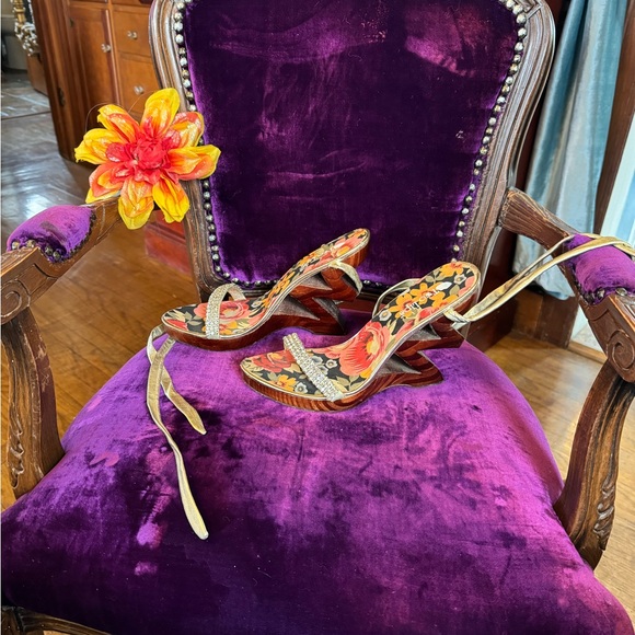 Beautiful floral and gold wood platforms - Picture 2 of 4